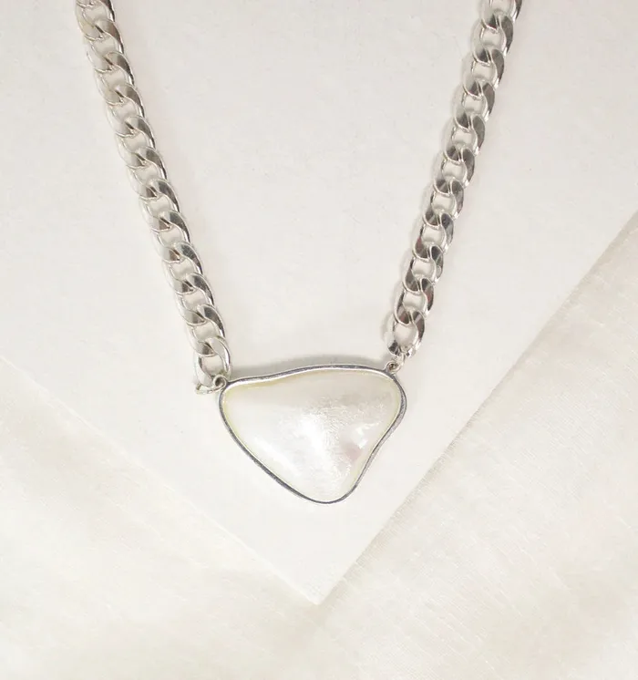 Candlewick Gift Shop Short Necklace Lustrous Pendant SilverWhite Necklaces