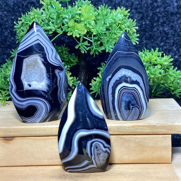 Necklaces Metamorphidi Natural Crystal Black Agate Silk Stripe