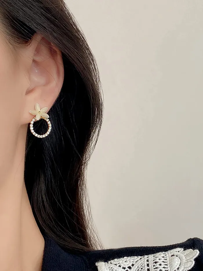 Yellow Chimes Yellow Chimes Earrings for Women and Girls Studs for Girls Gold Toned Floral Designed Crystal Studded Stud Earrings Birthday Gift for girls and women Anniversary Gift for Wife Bracelets